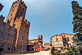 Castell'Arquato (Piacenza) - Collegiata di Santa Maria Assunta sovrastata dalla trecentesca rocca. 